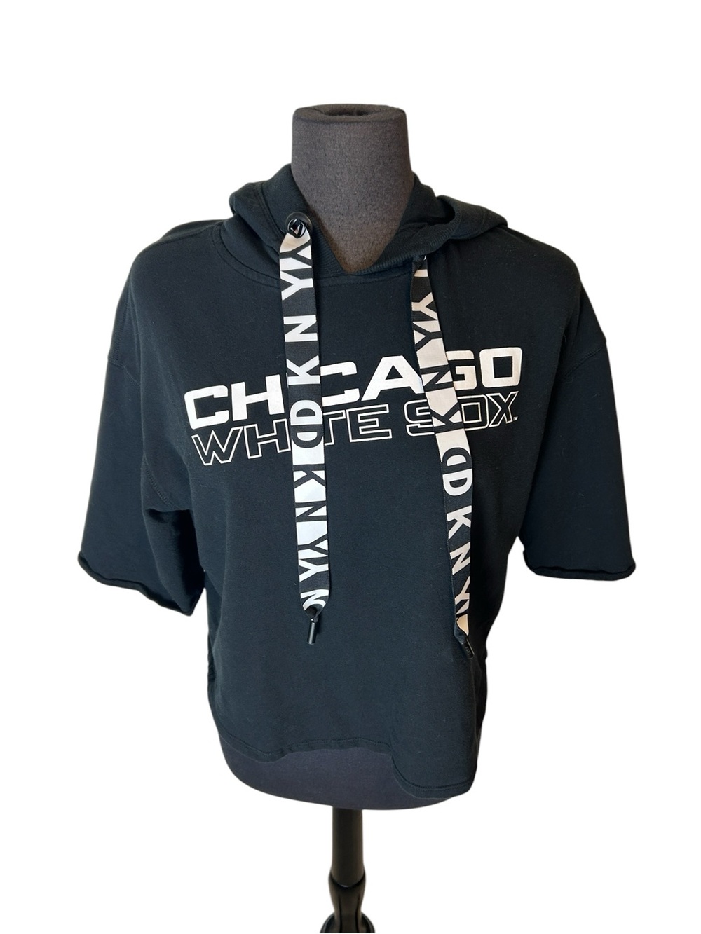 DKNY CHICAGO WHITE SOX SHORT SLEEVE HOODIE BLACK LOGO TOP WOMENS SZ M